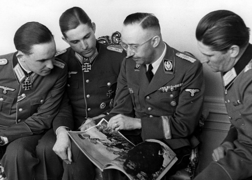 Heinrich Himmler w towarzystwie kawalerów Krzyża Rycerskiego - kwiecień 1942 r. (NAC)