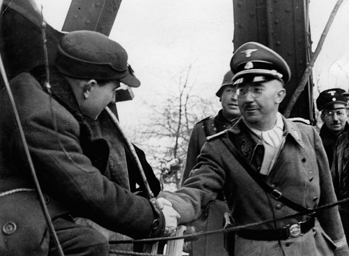 Szef policji i SS w III Rzeszy, Heinrich Himmler wita się z robotnikiem (NAC)