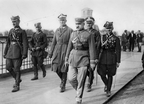 Generał Gustaw Orlicz-Dreszer w otoczeniu marszałka Józefa Piłsudskiego w dniu przewrotu majowego na moście Poniatowskiego w Warszawie, 12 maja 1926 r. (NAC)