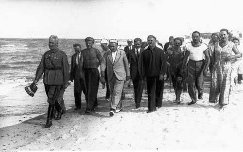 Prezes Zarządu Głównego Ligi Morskiej i Kolonialnej gen. Gustaw Orlicz-Dreszer w otoczeniu uczestników obozu podczas spaceru brzegiem morza, lata 30. (NAC)