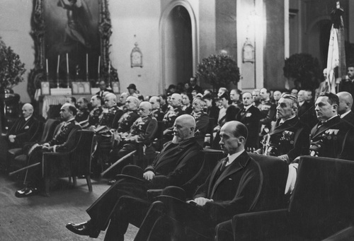 Msza żałobna w I rocznicę śmierci gen. Gustawa Orlicza-Dreszera w kościele garnizonowym w Warszawie. Aleksander Prystor (2 z prawej w pierwszym rzędzie) i gen. Tadeusz Kasprzycki (2 z lewej w pierwszym rzędzie), lipiec 1937 (NAC)