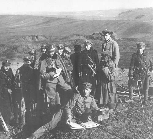 Dowództwo 1 pułku strzelców lwowskich w zdobytych okopach UHA, 29 kwietnia 1919 r. (zdj. z publikacji „O niepodległość i granice 1914-1921")