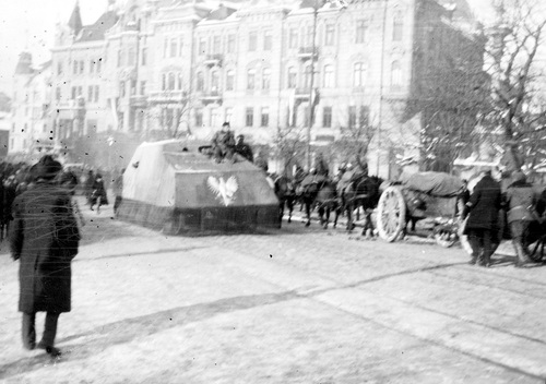 Polski improwizowany samochód pancerny "Józef Piłsudski" na jednej z ulic Lwowa, listopad 1918 r. (NAC)