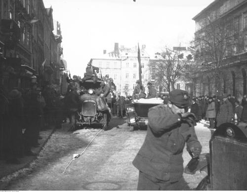 Żołnierze i mieszkańcy Lwowa na rynku w czasie walk listopada 1918 r. (NAC)