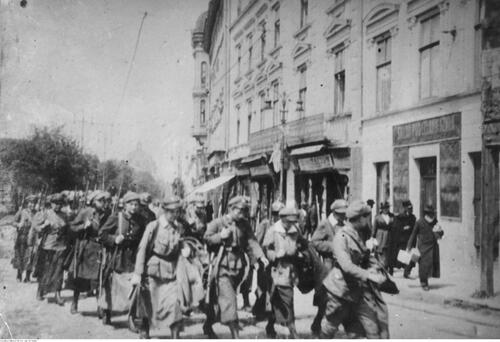 Oddział Ochotniczej Legii Kobiet w marszu przez Lwów, listopad 1918 r. (NAC)