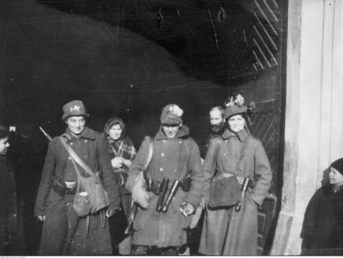 Patrol legionistek w Lwowie, listopad 1918 r. (NAC)