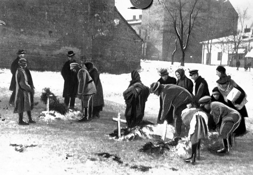 Mogiły poległych na placu Bema we Lwowie, listopad 1918 r. (NAC)