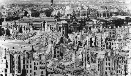 Widok na zbombardowane Drezno (©CC BY-SA 3.0 de/Bundesarchiv)
