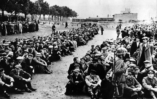 Mieszkańcy Gdyni aresztowani przez Niemców w pierwszych dniach okupacji. Między 14 a 30 września 1939 przeprowadzono w Gdyni zakrojoną na szeroką skalę "akcję oczyszczającą" (niem. Säuberungsaktion), w wyniku której aresztowano blisko 2500 osób. Wiele z nich zamordowano później w Piaśnicy lub obozie koncentracyjnym Stutthof.