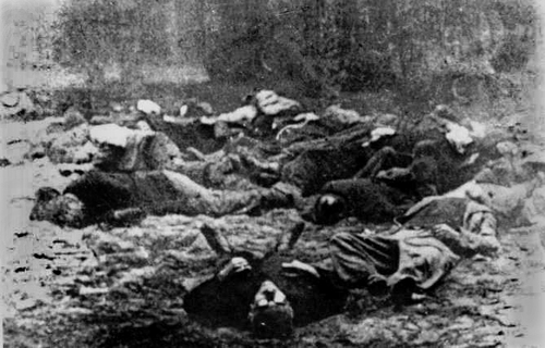 Ciała Polaków pomordowanych przez Niemców w Piaśnicy. Zdjęcie wykonał Waldemar Engler - volksdeutsch z Wejherowa, a zarazem członek SS (w cywilu fotograf). Odbitki zdjęć, które wykonał w Piaśnicy, zostały wykradzione przez jego polskich pracowników.