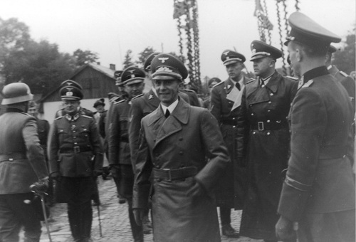 Joseph Goebbels (na pierwszym planie w płaszczu) po przybyciu do Generalnego Gubernatorstwa z okazji pierwszej rocznicy wybuchu wojny, 1 września 1940 (NAC)