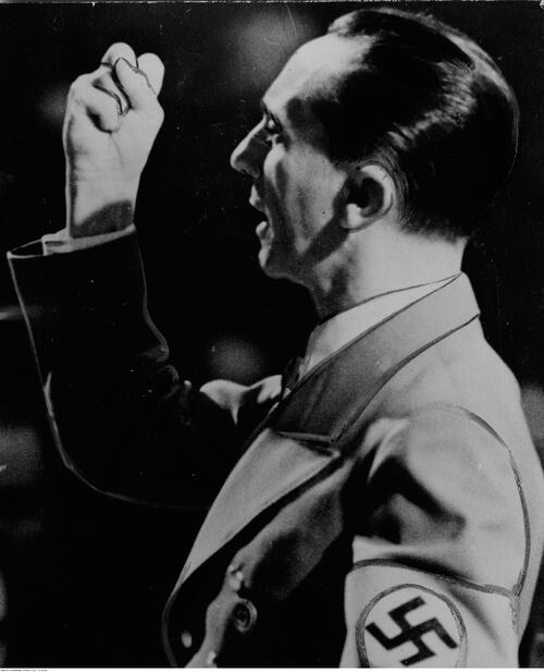Joseph Goebbels wygłasza przemówienie do mieszkańców Berlina, czerwiec 1943 r. (NAC)