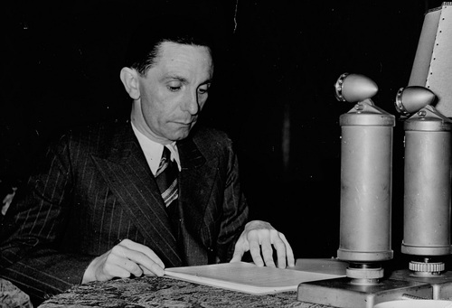 Minister propagandy III Rzeszy Joseph Goebbels wygłasza w Sylwestra przemówienie radiowe do narodu niemieckiego, 31 grudnia 1939 r. (NAC)