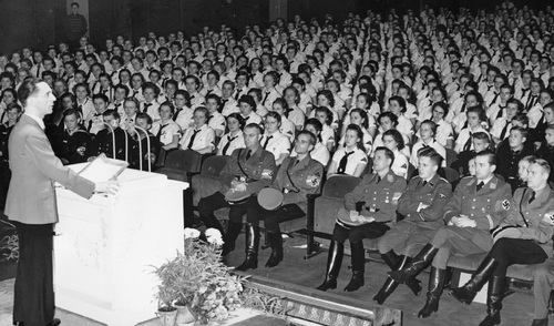 Minister propagandy III Rzeszy Joseph Goebbels przemawia w Ufa-Palast podczas uroczystości z okazji "Dni filmu młodzieżowego", listopad 1939 r. (NAC)