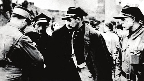 Aresztowanie przez Niemców polskich pracowników straży pożarnej (prawdopodobnie w Gdyni), wrzesień 1939 r. (AIPN)