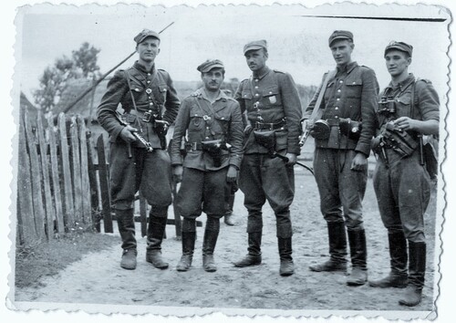 Major Zygmunt Szendzielarz "Łupaszka" (w środku) i jego podkomendni (od lewej): Henryk Wieliczko "Lufa", Marian Pluciński "Mścisław", Jerzy Lejkowski "Szpagat" i Zdzisław Badocha "Żelazny"