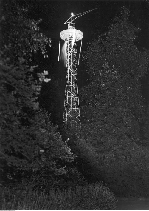 Oświetlona wieża spadochronowa w parku im. Tadeusza Kościuszki w Katowicach, 1937-1939 (NAC)