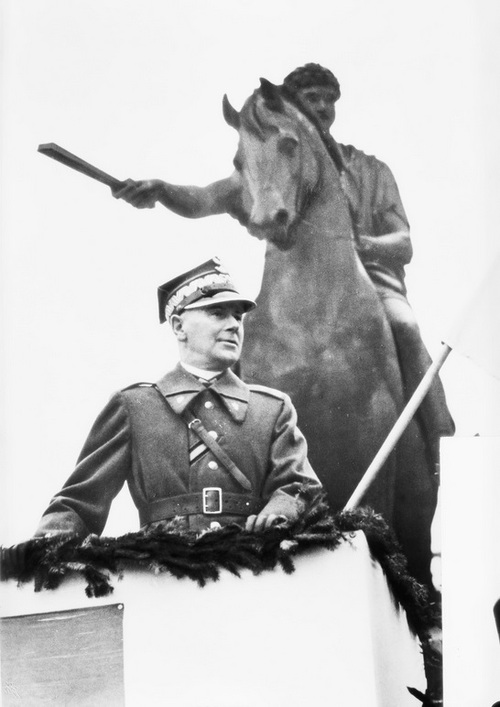 Marszałek Edward Rydz-Śmigły przemawia podczas uroczystości poświęcenia kolumn sanitarnych warszawskiego oddziału PCK na placu Marszałka Józefa Piłsudskiego, 31 marca 1937 r. (NAC)