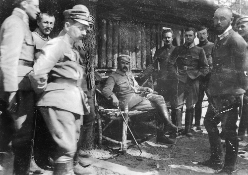 Płk. Edward Rydz-Śmigły (z prawej na pierwszym planie) na fotografii Józefa Piłsudskiego i oficerów I Brygady Legionów Polskich na Wołyniu, marzec-czerwiec 1916 r. (NAC)