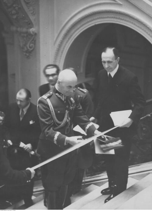 Generał Edward Rydz-Śmigły przecina wstęgę na otwarciu wystawy jubileuszowej artysty malarza Wojciecha Kossaka w Towarzystwie Zachęty Sztuk Pięknych w Warszawie, 20 czerwca 1936 r. (NAC)