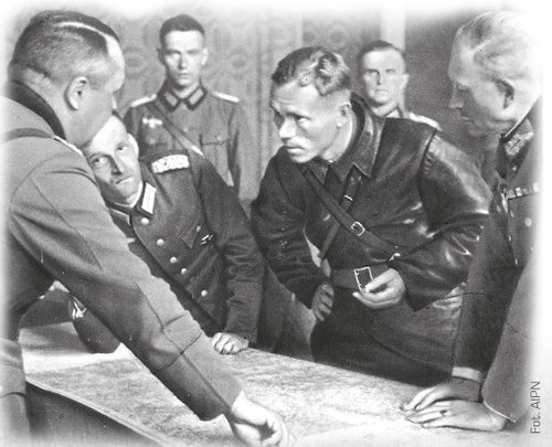 Dowódca XIX Korpusu Armijnego gen. Heinz Guderian (pierwszy z prawej) rozmawia z komisarzem politycznym Borowenskim o przebiegu linii demarkacyjnej pomiędzy wojskami niemieckimi i sowieckimi, 22 września 1939 r. (AIPN)