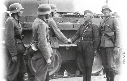 Plan rozbioru Polski zrealizowany: żołnierze Wehrmachtu i Armii Czerwonej (w furażerce) podali sobie ręce na ziemi polskiej, wrzesień 1939 r. (AIPN)