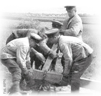 Żołnierze Armii Czerwonej usuwają polskie umocnienia przeciwczołgowe na granicy polsko-sowieckiej na Polesiu (AIPN)