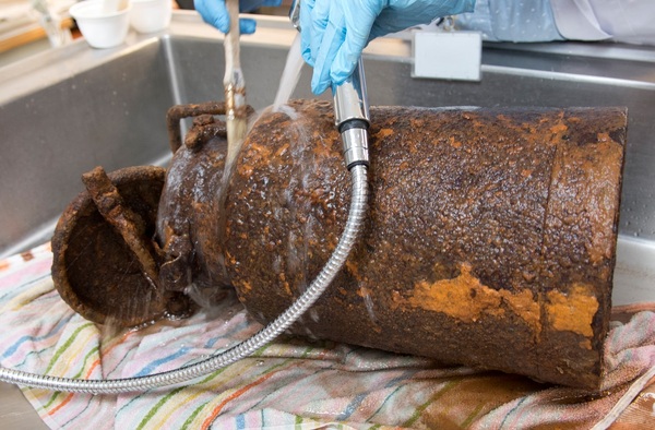 Co może skrywać bańka na mleko? Prace konserwatorskie dokumentów odnalezionych na kresach II Rzeczypospolitej