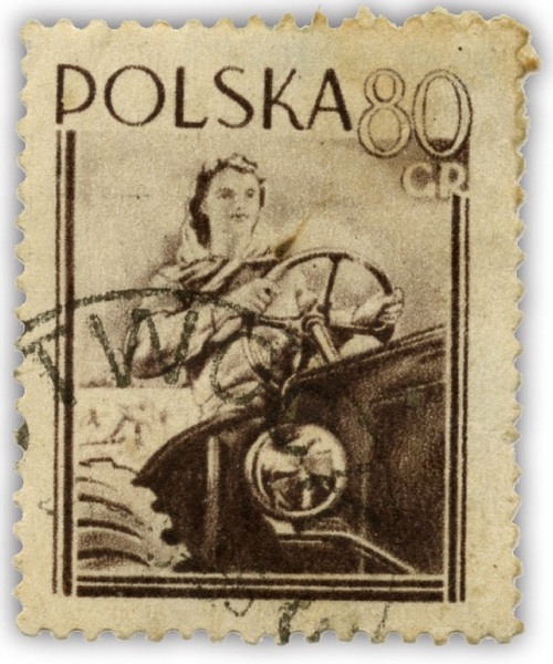 Propaganda nachalnie lansowała (nawet na znaczkach pocztowych) wizerunek traktorzystki z entuzjazmem pracującej w spółdzielni produkcyjnej, w rzeczywistości jednak i sytuacja kobiet, i ich nastawienie do idei socjalistycznej spółdzielczości były inne.