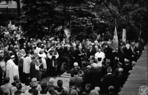 Pogrzeb gen. Romana Abrahama na cmentarzu parafialnym we Wrześni przy ul. Gnieźnieńskiej. Trumnę złożono w grobie, w którym spoczywała matka generała, 1 września 1976 r. (AIPN)