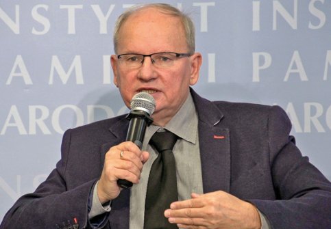 Andrzej Grajewski (ur. 1953) – absolwent Wydziału Nauk Społecznych Uniwersytetu Śląskiego, doktor nauk politycznych, działacz Solidarności, w latach 1999–2006 członek Kolegium IPN, autor książek dotyczących historii najnowszej i politologii, m.in. „Tarcza i miecz. Rosyjskie służby specjalne 1991–1998” (1998), współautor publikacji „«Papież musiał zginąć». Wyjaśnienia Ali Agcy” (2011)