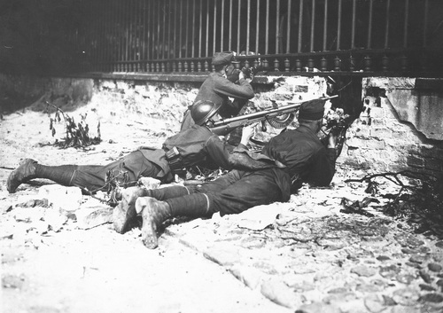 Żołnierze na stanowisku podczas obrony Belwederu. Widoczny ręczny karabin maszynowy Chauchat wz.1915., maj 1926 (NAC)