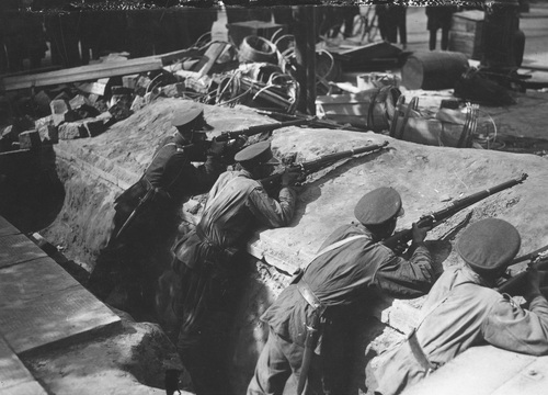 Szwoleżerowie podczas strzelania z karabinów w okopach na jednej z ulic Warszawy, maj 1926 (NAC)