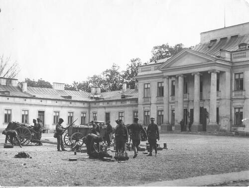 Grupa żołnierzy marszałka Józefa Piłsudskiego na placu przed Belwederem, maj 1926 (NAC)