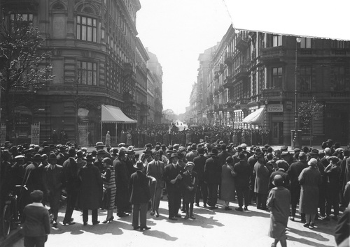 Tłum ludzi przyglądający się posterunkom wojskowym na rogu ulicy Marszałkowskiej i Nowogrodzkiej, maj 1926 (NAC)