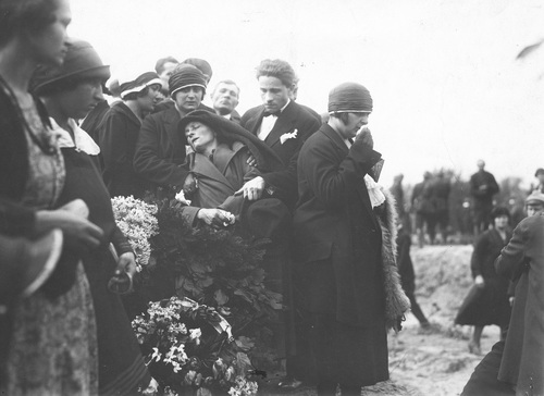 Członkowie rodziny jednej z ofiar przewrotu majowego pogrążeni w żałobie, maj 1926 (NAC)