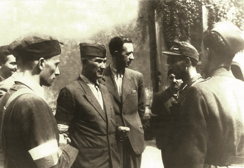Płk Antoni Chruściel "Monter" podczas Powstania Warszawskiego, 1944 r. (Filmoteka Narodowa)