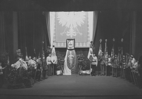 Poczty sztandarowe pełniące straż przy portrecie Romana Dmowskiego na tle godła Polski na scenie Teatru imienia Stanisława Wyspiańskiego w Katowicach, 1939 r. (NAC)