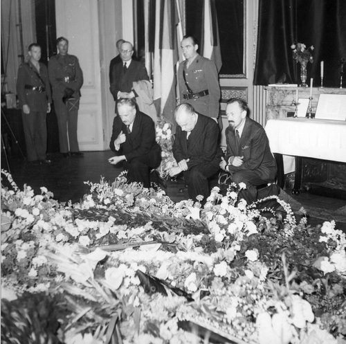 Składanie wieńców przez delegację Stronnictwa Narodowego podczas uroczystości pogrzebowych w Londynie po śmierci gen. W. Sikorskiego , lipiec 1943 r. (NAC)