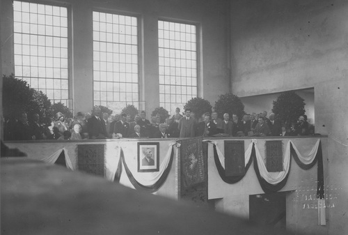 Uczestnicy obrad zjazdu Stronnictwa Narodowego w Toruniu, którym przewodniczył b. senator Joachim Bartoszewicz. W prezydium zasiedli: prof. Stanisław Głąbiński, b. senator Marian Seyda, poseł Karol Wierczak, b. poseł Józef Petrycki, 28 grudnia 1928 r. (NAC)