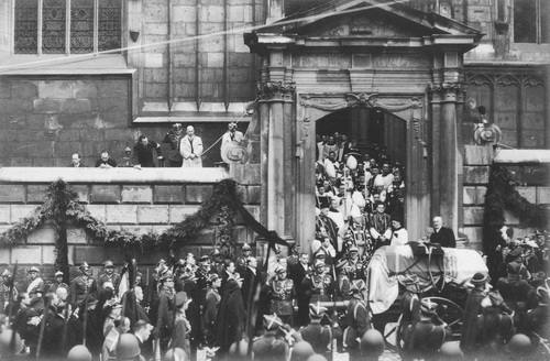 Przemówienie prezydenta Ignacego Mościckiego przed wejściem do Katedry Wawelskiej podczas uroczystości pogrzebowych marszałka Józefa Piłsudskiego w Krakowie, 18 maja 1935 r. (NAC)