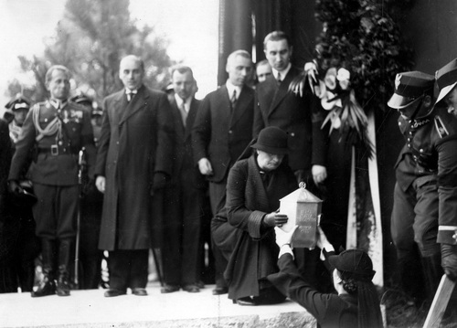 Pogrzeb serca Józefa Piłsudskiego w Wilnie. Marszałkowa Aleksandra Piłudska przekazuje córca Wandzie urnę z sercem Józefa Piłsudskiego do miejsca pochówku, 12 maja 1936 r. (NAC)