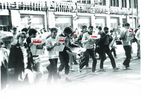 Uliczny happening szczecińskich wipowców z „Tygodnikiem Solidarność", lato 1988 roku; od prawej: Paweł Woźniak, Marek Adamkiewicz, Stanisław Naklicki (za nim Tomasz Duklanowski), Bartosz Sawicki, Wojciech Woźniak, Mariusz Lisowski, Tomasz Andrysiak (z tyłu, w okularach słonecznych) (fot. ze zbiorów M. Adamkiewicza)