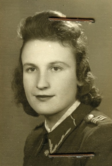 Leokadia Krajewska na zdjęciu legitymacyjnym (AIPN)