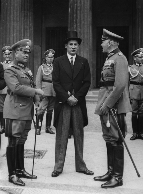 Minister spraw zagranicznych Polski Józef Beck (w środku) w towarzystwie ministra wojny Rzeszy Wernera von Blomberga (z prawej) i naczelnego dowódcy wojsk lądowych gen. Wernera von Fritscha przed Grobem Nieznanego Żołnierza przy Unter den Linden (NAC)