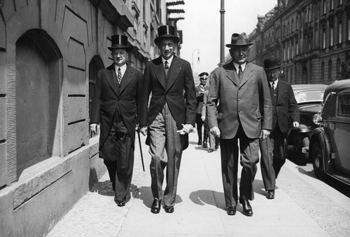 Minister spraw zagranicznych Polski Józef Beck (w środku) w towarzystwie ministra spraw zagranicznych Niemiec Konstantina von Neuratha (z prawej) i ambasadora Polski w Niemczech Józefa Lipskiego (z lewej) przed budynkiem Kancelarii Rzeszy, 1935 rok (NAC)