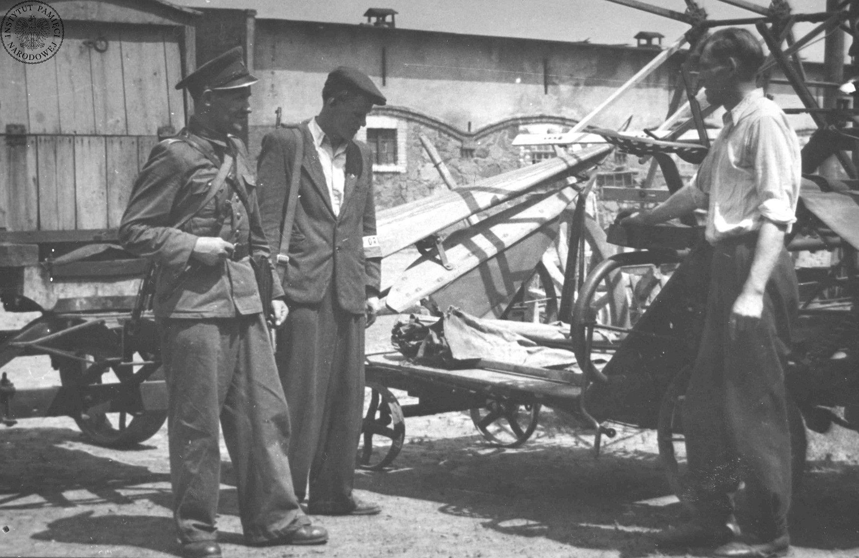 left Odznaka ORMO — Ochotniczej Rezerwy Milicji Obywatelskiej, rozwiązanej w 1989 r.